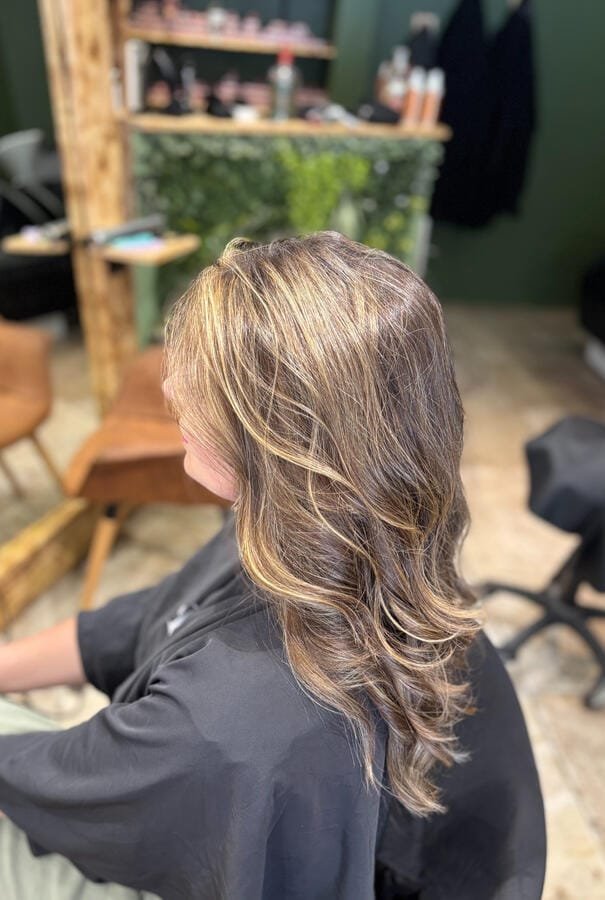 Balayage doré travaillé mèche à mèche, ondulations douces