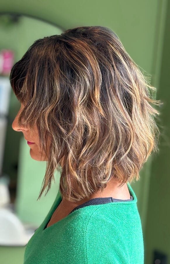 Carré wavy et balayage lumineux sur cheveux mi-longs