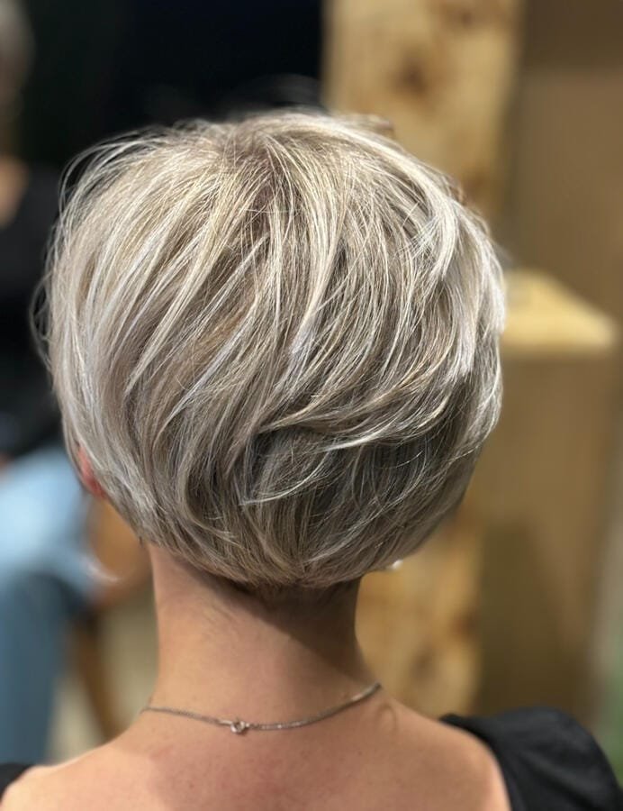 Coupe courte dégradée, blond froid lumineux