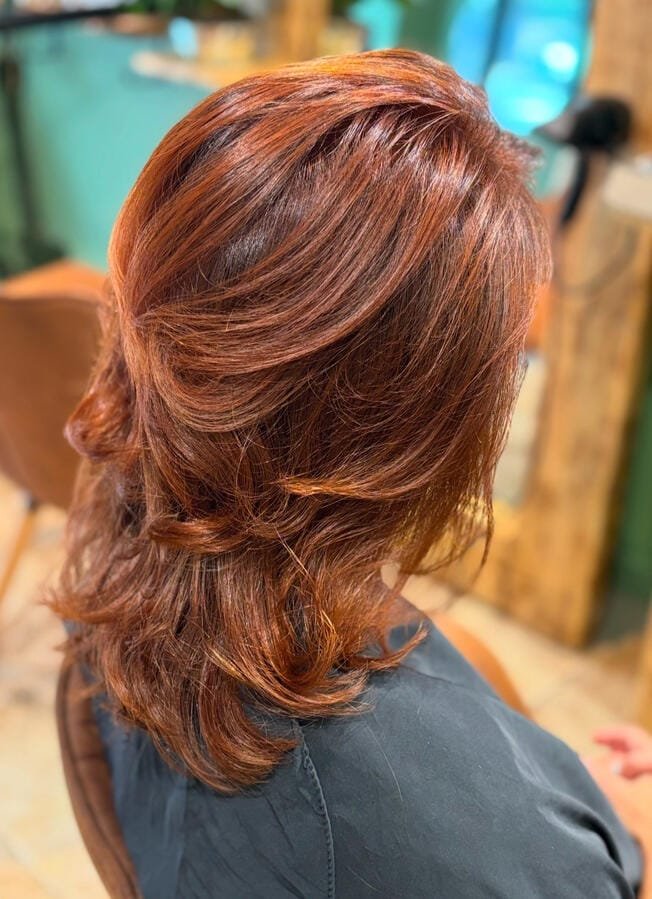 Cuivré intense et brushing souple sur cheveux mi-longs
