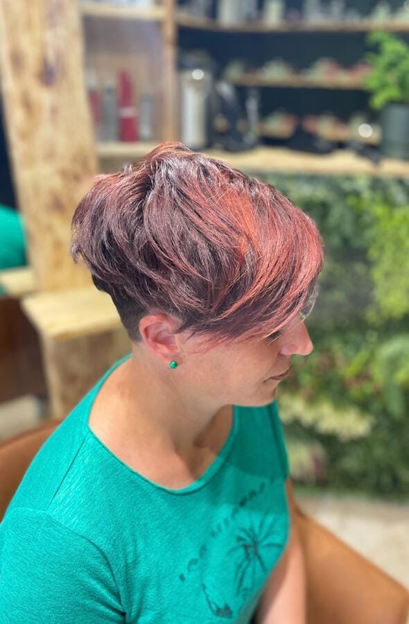 Pixie asymétrique et ton cuivré