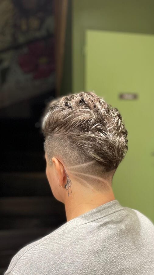 Undercut avec dégradé net et motif rasé à la tondeuse